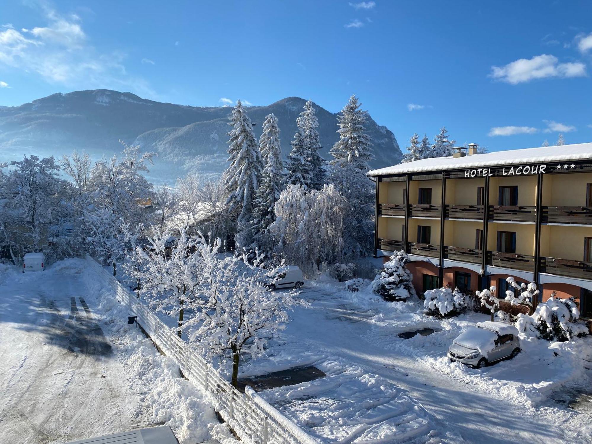 Hotel De La Gare Eygliers المظهر الخارجي الصورة